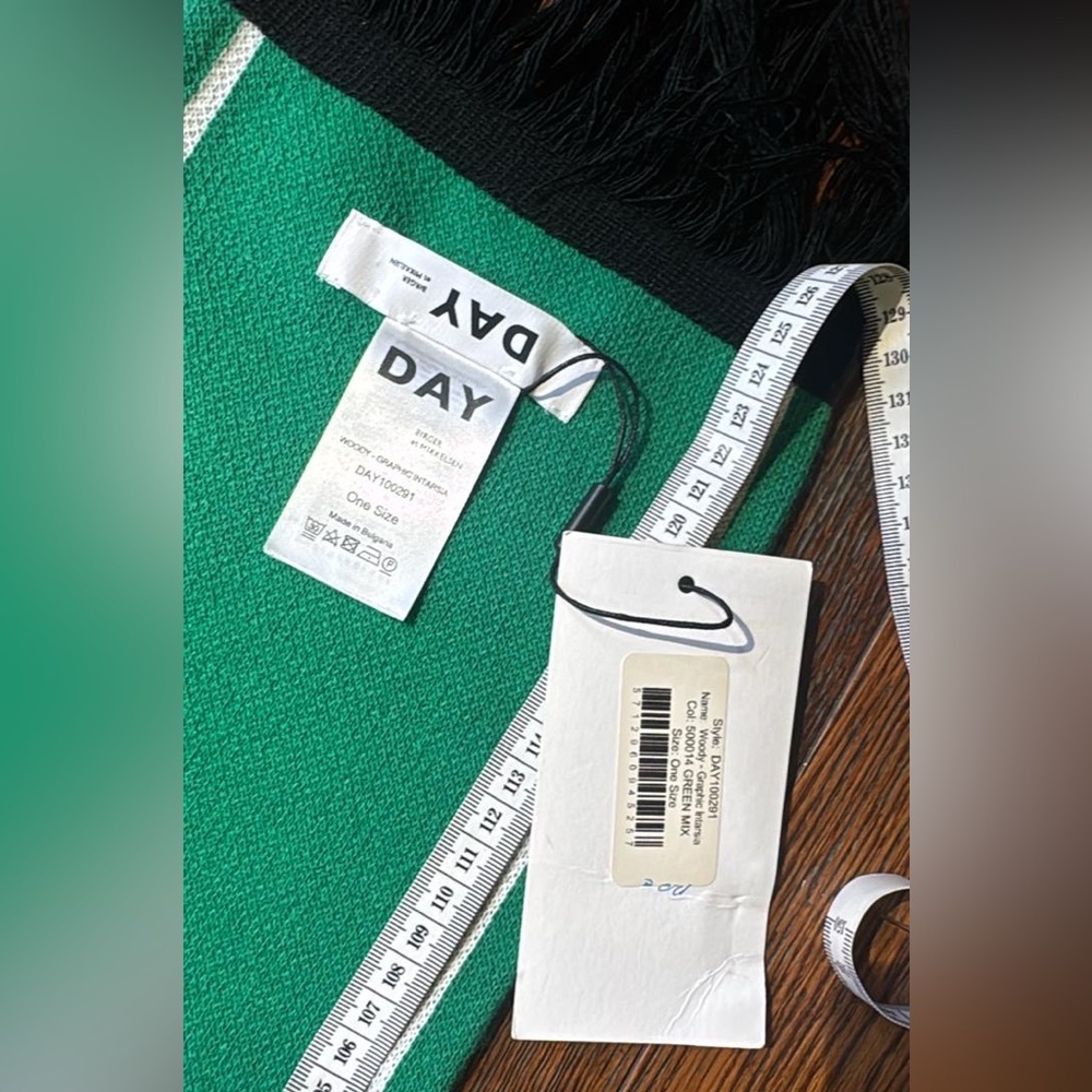DAY Green Knit Scarf with White Lettering - Picture 2 of 2